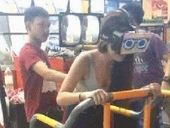 泰国美女体验廉价VR过车山 全靠男服务员手晃