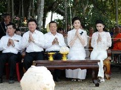 泰国前总理英拉万佛节红统府拜佛做功德！