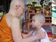 还记得走红的这个小和尚宫吗?泰国新僧王曾带他修行