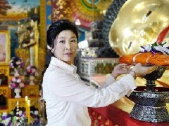 泰国前总理英拉清迈做功德 与中国游客亲切合影