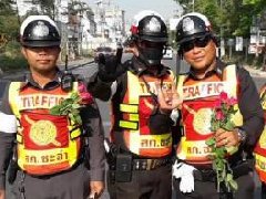 情人节! 泰国交警开启"玫瑰"执法模式