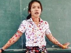 泰国美女老师过情人节被学生贴成这样！怎么回宿舍?