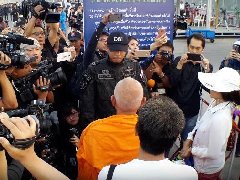 泰国准备上千警力逮捕法胜法师 阻挠和反抗者将立即被逮捕