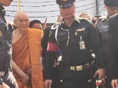 泰国民众争相进寺跪拜第20任僧王