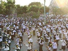 历史性的一刻! 泰国4万人齐舞献祭孔敬神庙!