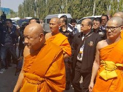 泰国特案厅剪锁进法身寺搜查 仍受大批民众聚集阻碍  