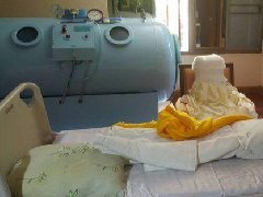 泰国警方搜查法胜法师未果 搜到"延缓衰老仪器"价值数千万泰铢!