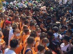 泰国警方搜法身寺无果下令寺内无关人员立即出寺 数千僧侣架起人墙
