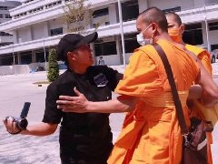 泰国法身寺准出不准进! 僧侣仍正常出寺化缘!