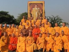 中国少林寺37名僧侣大皇宫悼念普密蓬国王!