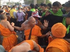 泰国法身寺弟子试图突破警方防线 与军警发生冲突致部分人员受伤