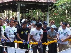 2017甲米娜迦节隆重举行 300余名游客挑战Ngon Nak山