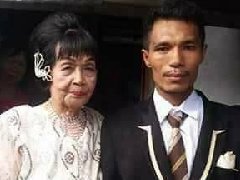 28岁印尼小伙迎娶82岁老太 究竟是为了什么?