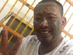 泰国网红非法持枪入狱 狱中还不忘自拍:"我错了,因为我醉了!"