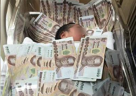 200万泰铢围满新生婴儿床 泰国女子奇葩炫富引争议！