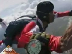 为了慈善 泰国陆军上校跳伞活活摔死!