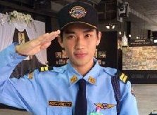泰国清迈商场保安蓬萨恭太帅 美女排队求合影