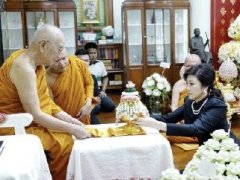 泰国前总理英拉跪拜泰国僧王 僧王赠个人专属徽章及传记
