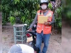 感动！泰国女大学生毕业 跪拜感谢摩的司机父亲
