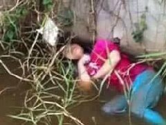 菲律宾天气比泰国热？女子河道乘凉被当尸体跳起吓坏警察