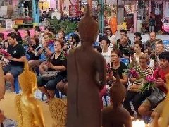 泰国寺庙仪式竟然有“活人躺棺材 ” 驱霉运后可再获重生？