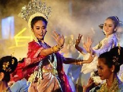 泰国曼谷举行"魅力宋干"欢乐巡游 泰国副总理他那萨开幕式上致辞