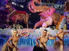 泰国曼谷举行"惊喜宋干节2017"花车游行 预计中国游客数量排在首位