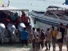 泰国丽贝岛、长尾船协会强迫游客缴纳"上岛费" 沙墩府将召开会议解决