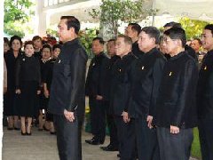 泰国总理巴育携内阁成员和军官送宋干节祝福 