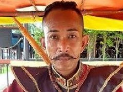 泰国冰淇淋车大叔COS成郑王 自称"古代护国武士转世"