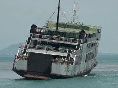 泰国帕岸岛渡轮Racha 6号搁浅 百名乘客被困船上数小时