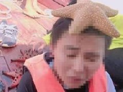 泰国甲米府一女子捞海星拍照遭网友大骂! 爱护自然人人有责!