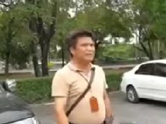 泰国导游教坏中国游客?! 率中国游客攀越城墙逃票参观遗址被发现!