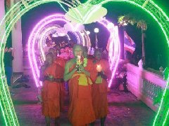 为庆祝2017佛诞节 泰国素攀武里府藤派寺LED灯浪漫搭建心形拱门!