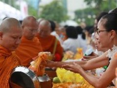泰国佛诞节 泰国民众双手合十虔诚奉献!