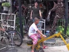 泰国大叔利用废旧汽车零件制作机器人变废为宝!