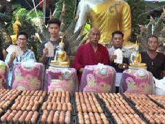 泰国女商人彩票中奖 携29,999颗鸡蛋寺庙还愿