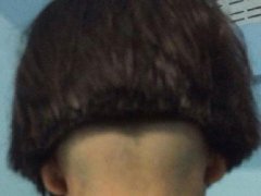 泰国小学生剪头发1/3后脑勺被剃光 这理发店你的手艺太···