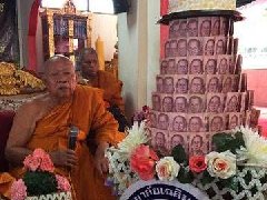 泰国四色菊府高僧过生日收10万现金堆成的蛋糕惹争议!