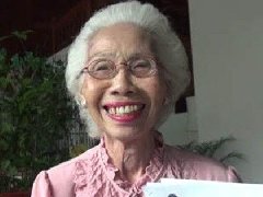 泰国84岁老奶奶取得清迈皇家大学本科毕业证 活到老学到老 