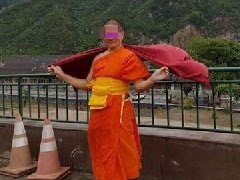 泰国僧侣搔首弄姿游北京被爆旅费是香火钱被网友骂惨!