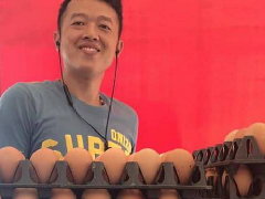 泰国"最帅猪肉商"走红网络! 免费给穷人送猪肉和鸡蛋 