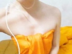 泰国一女子披袈裟拍摄性感裸露照引发网友震怒!