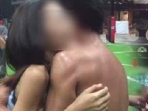 泰国球场为吸引顾客 邀性感美女与球员在球场玩大尺度游戏遭炮轰!