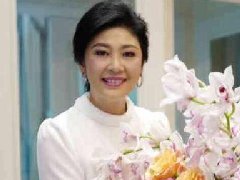 泰国前总理英拉庆50岁生日 在曼谷金山寺做功德