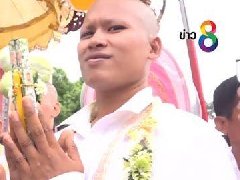 泰国龙仔厝府土豪出家 分发200万财物上千人哄抢!