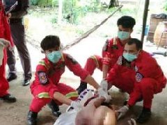 泰国汶干府一男子厕所猝死 9岁女儿不知为其洁身喂水令人心酸