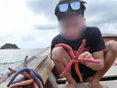 泰国游客沙敦府Kra岛手拿海星拍照引炮轰后道歉!