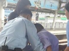 乘坐泰国曼谷BTS轻轨千万别踩歪了! 一名学生险截肢