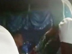 外籍女游客曼谷乘大巴无视旁人 开启"晾脚"模式!